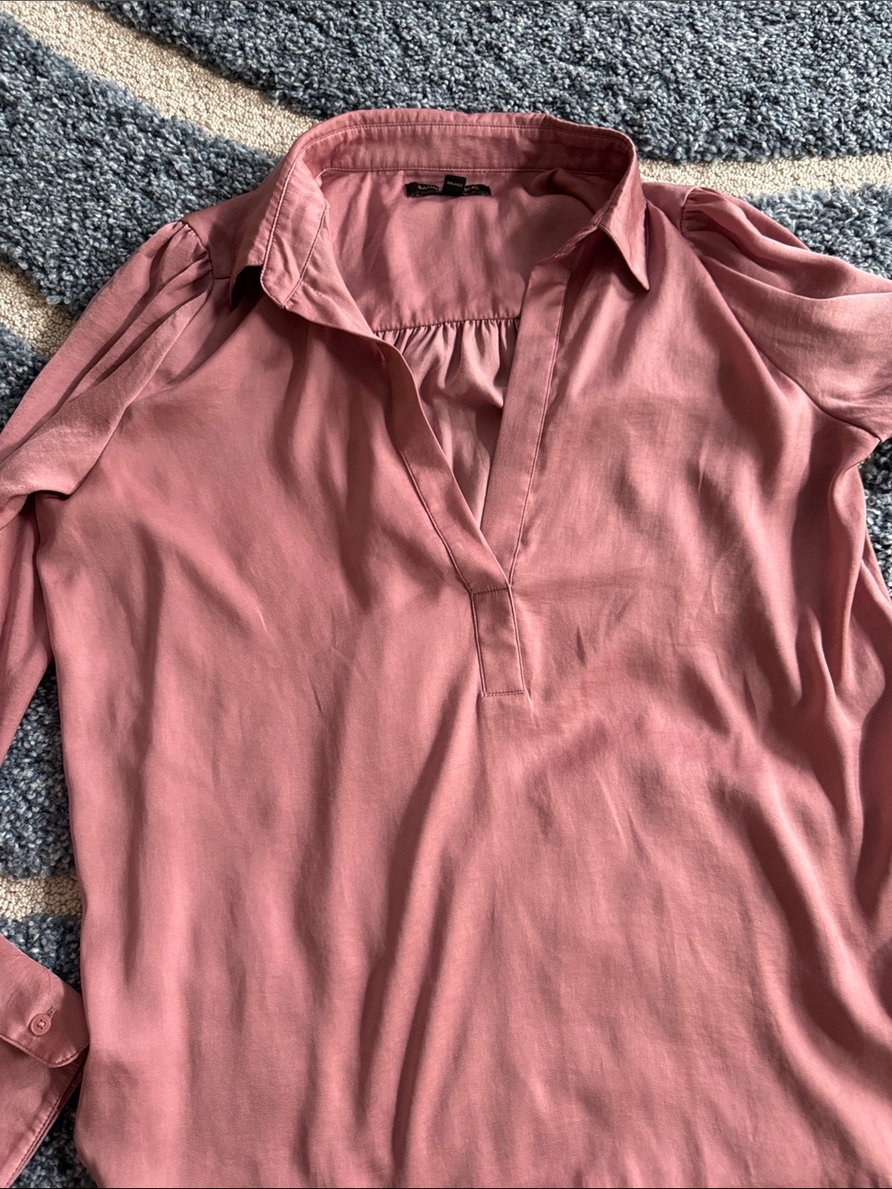 LIKE NEW.. Banana Republic Rose Long-Sleeve Silky V-Neck open collar blouse